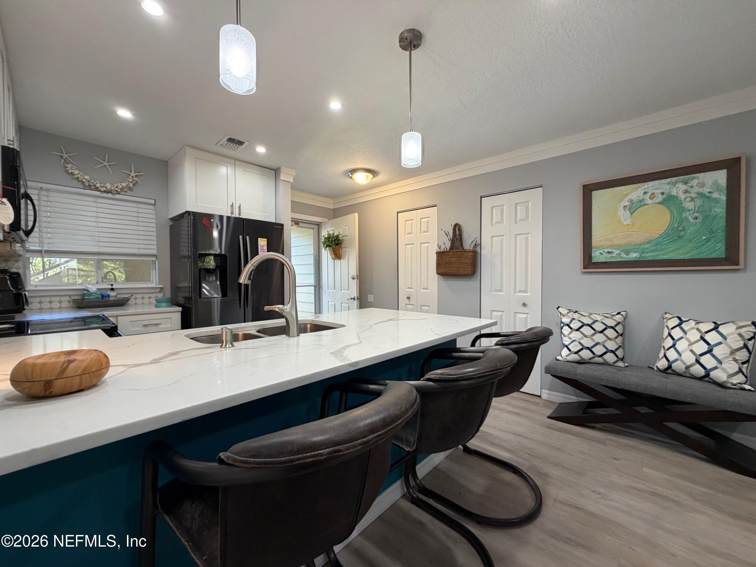 Image 3: Kitchen Island Bar Seating