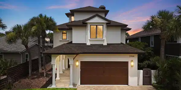 Image 3: 3 STORY OCEANFRONT