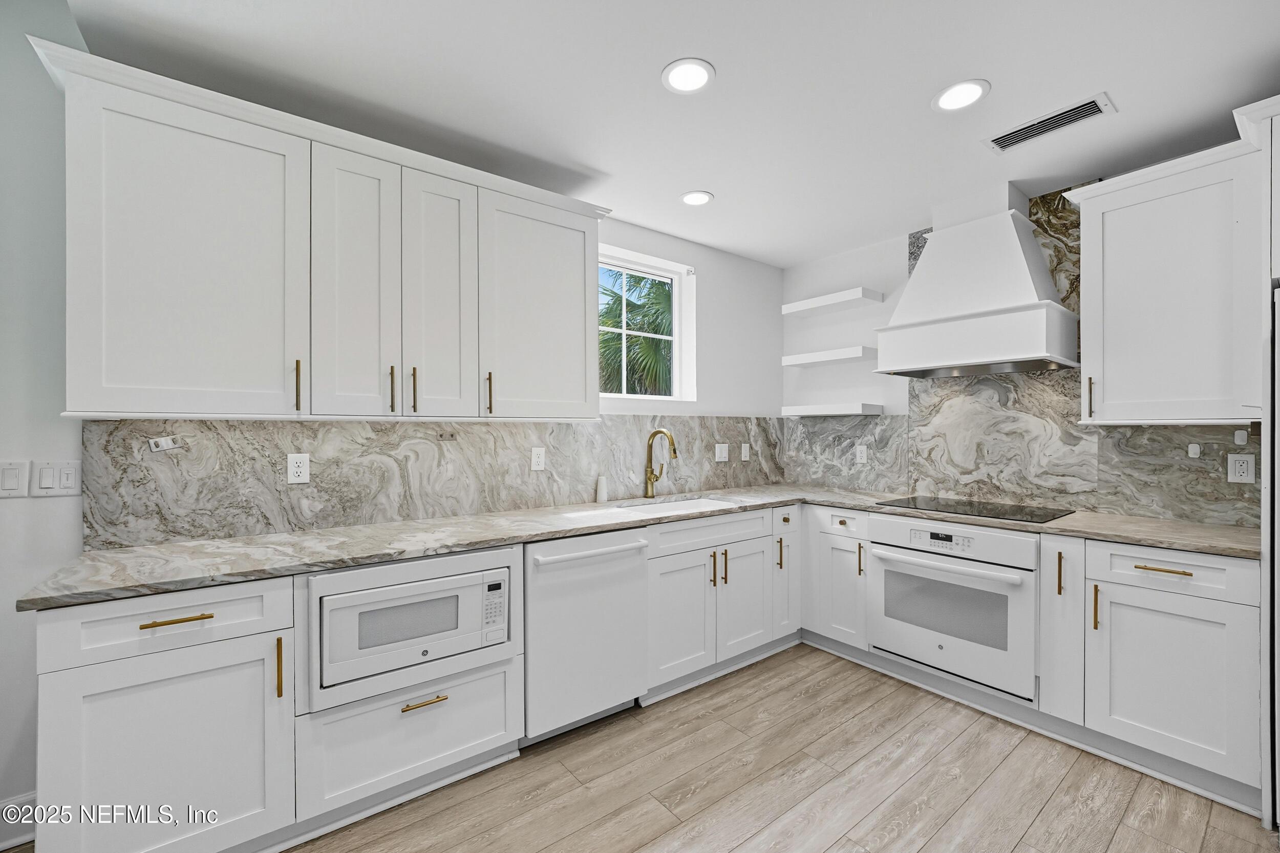 Image 3: Lots of counter space and cabinetry