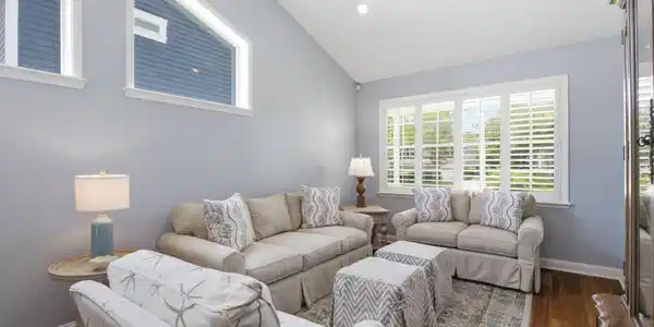 Image 4: Spacious formal areas