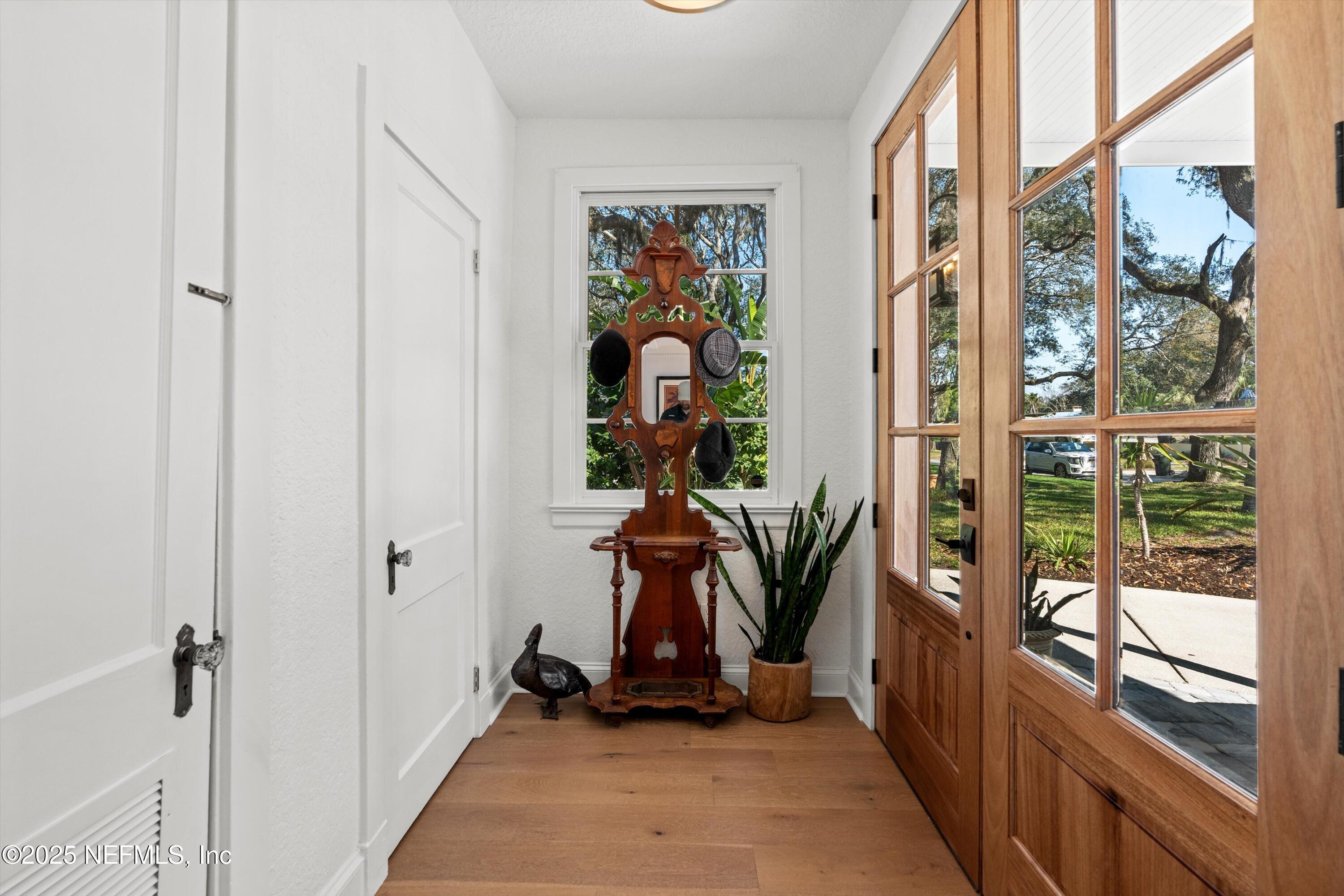 Image 4: Foyer