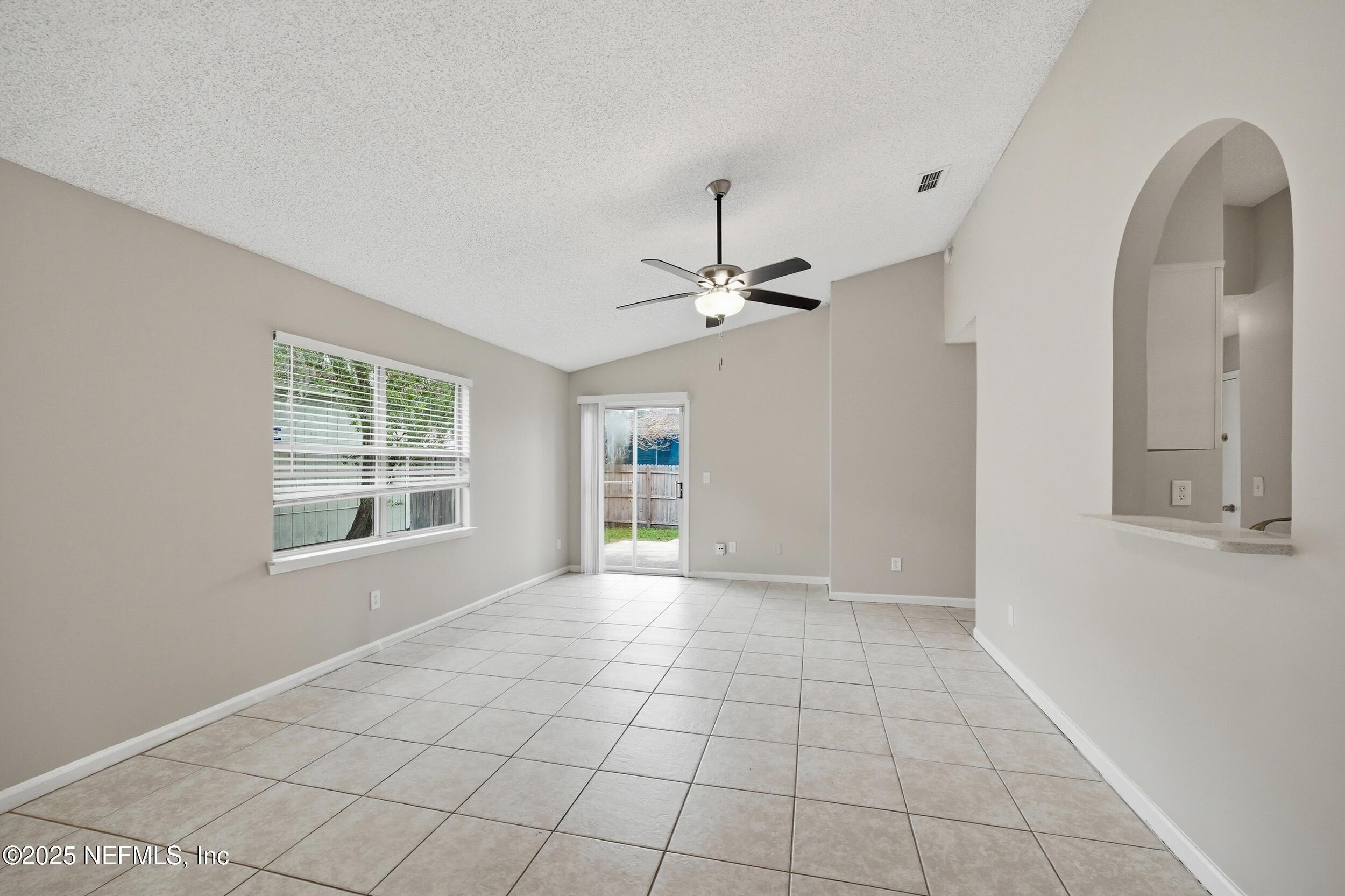 Image 3: 4_Living Space