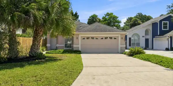 Image 3: 03-Long driveway perfect for your guests