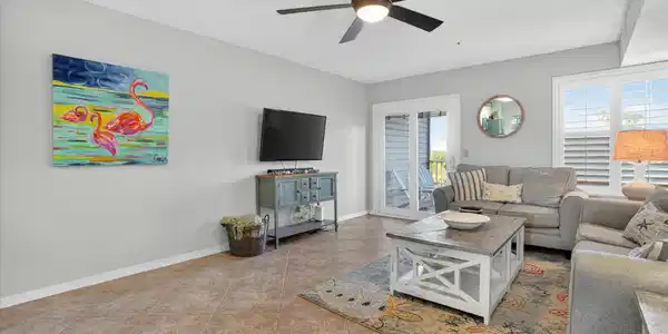 Image 3: Living room 1 OHL #114