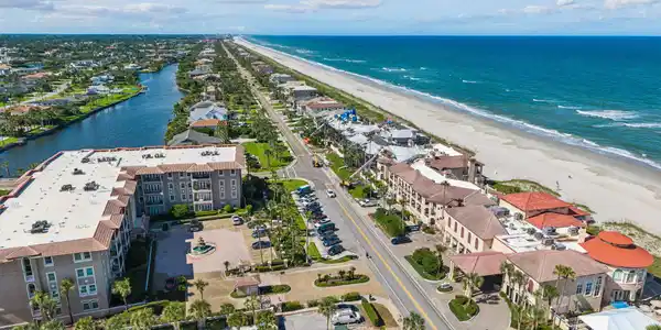 Image 3: 42-web-or-mls-The Carlisle Amenities-16