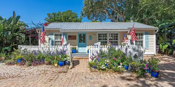 10 PONCE DE LEON Avenue