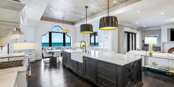 Image 4: Kitchen