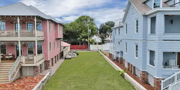 Image 3: 8-web-or-mls-156 Avenda Menedez_008