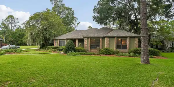 Image 3: Front Yard