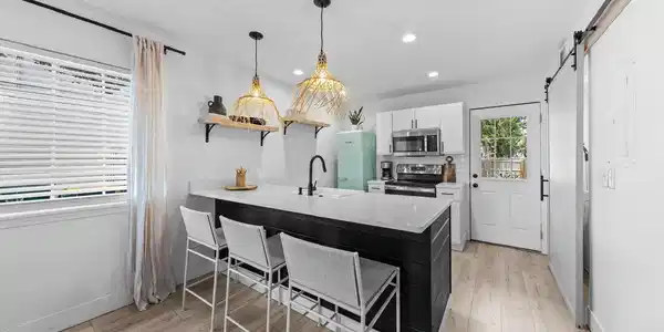 Image 4: kitchen