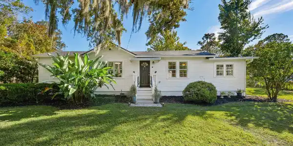 1438 HOLLY Drive