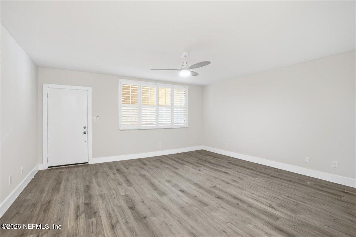 Image 4: 10-Living Room