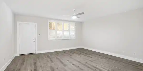 Image 4: 10-Living Room