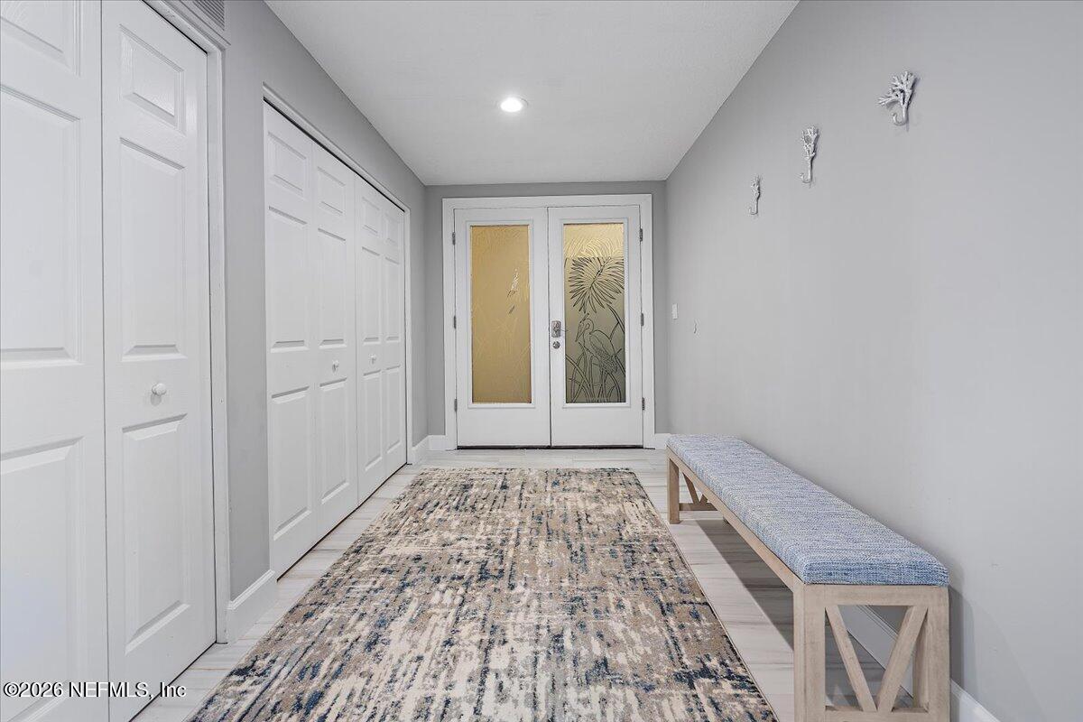 Image 4: 04-Foyer