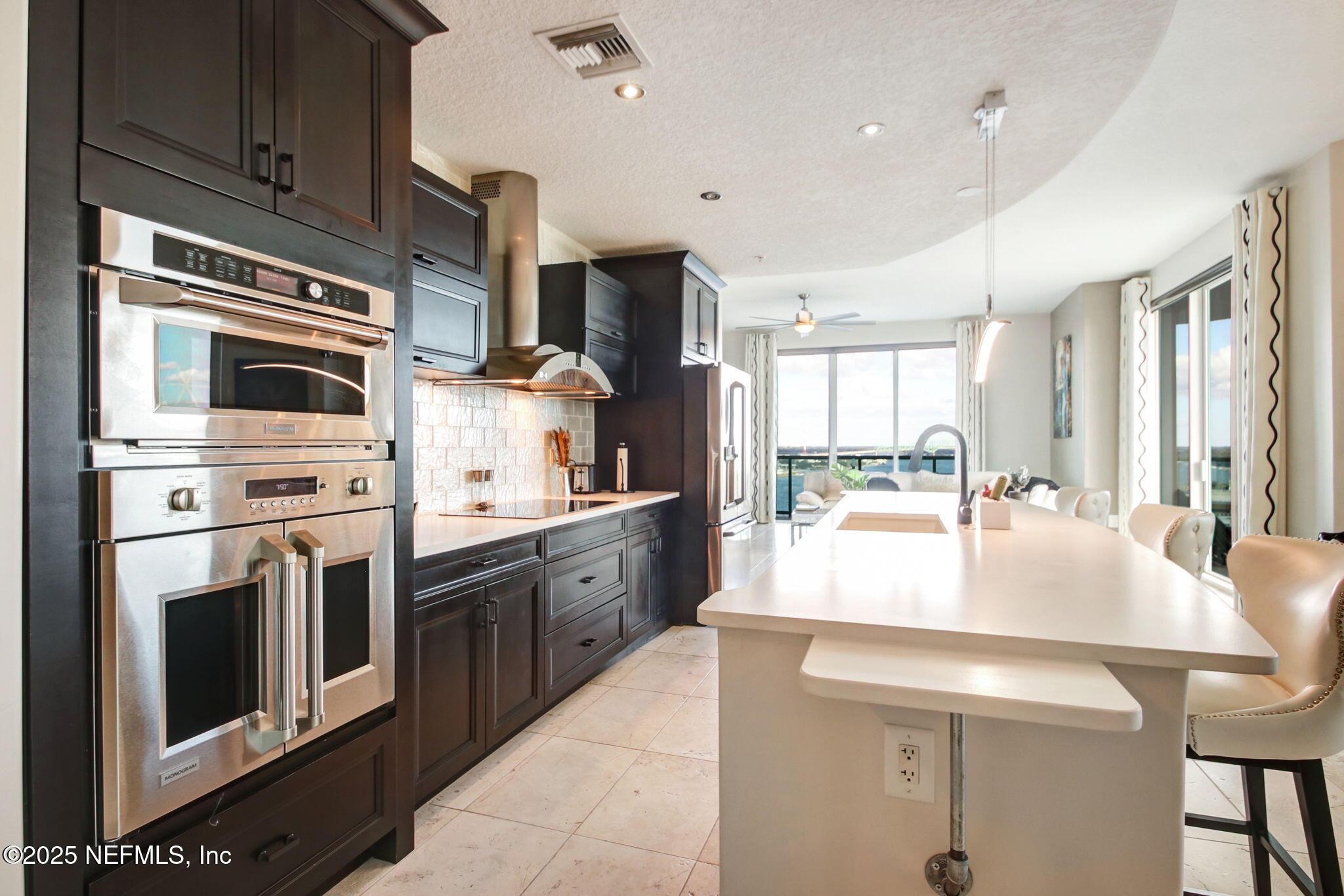Image 3: Stunning Kitchen
