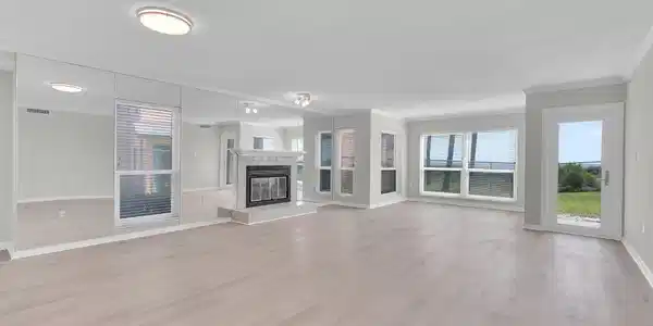 Image 4: Living Room
