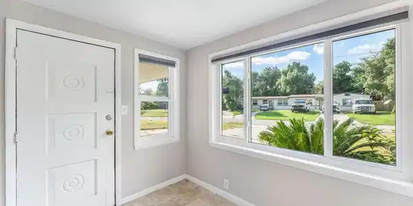 Image 2: 4-web-or-mls-Entryway