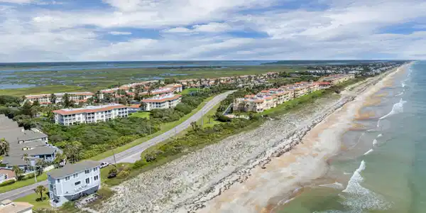Image 4: 325 S Ocean Grande #203