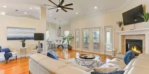 Image 4: Living Area