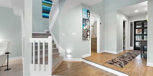 Image 4: 04-Foyer