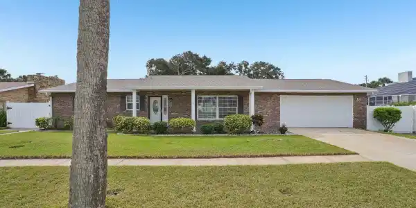 18 BUCKINGHAM Drive