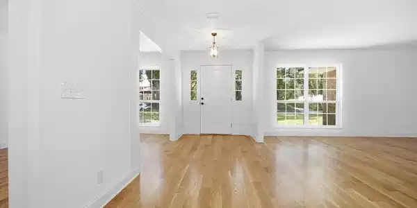 Image 4: 03-Foyer