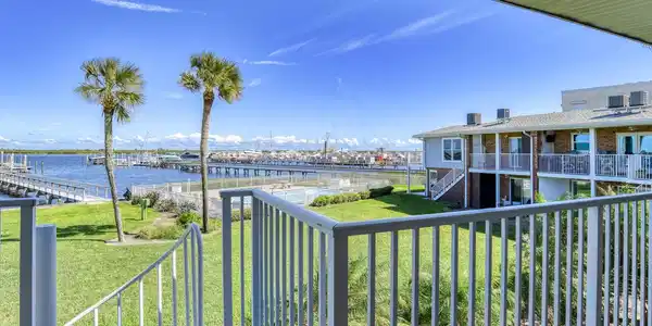 83 COMARES Avenue