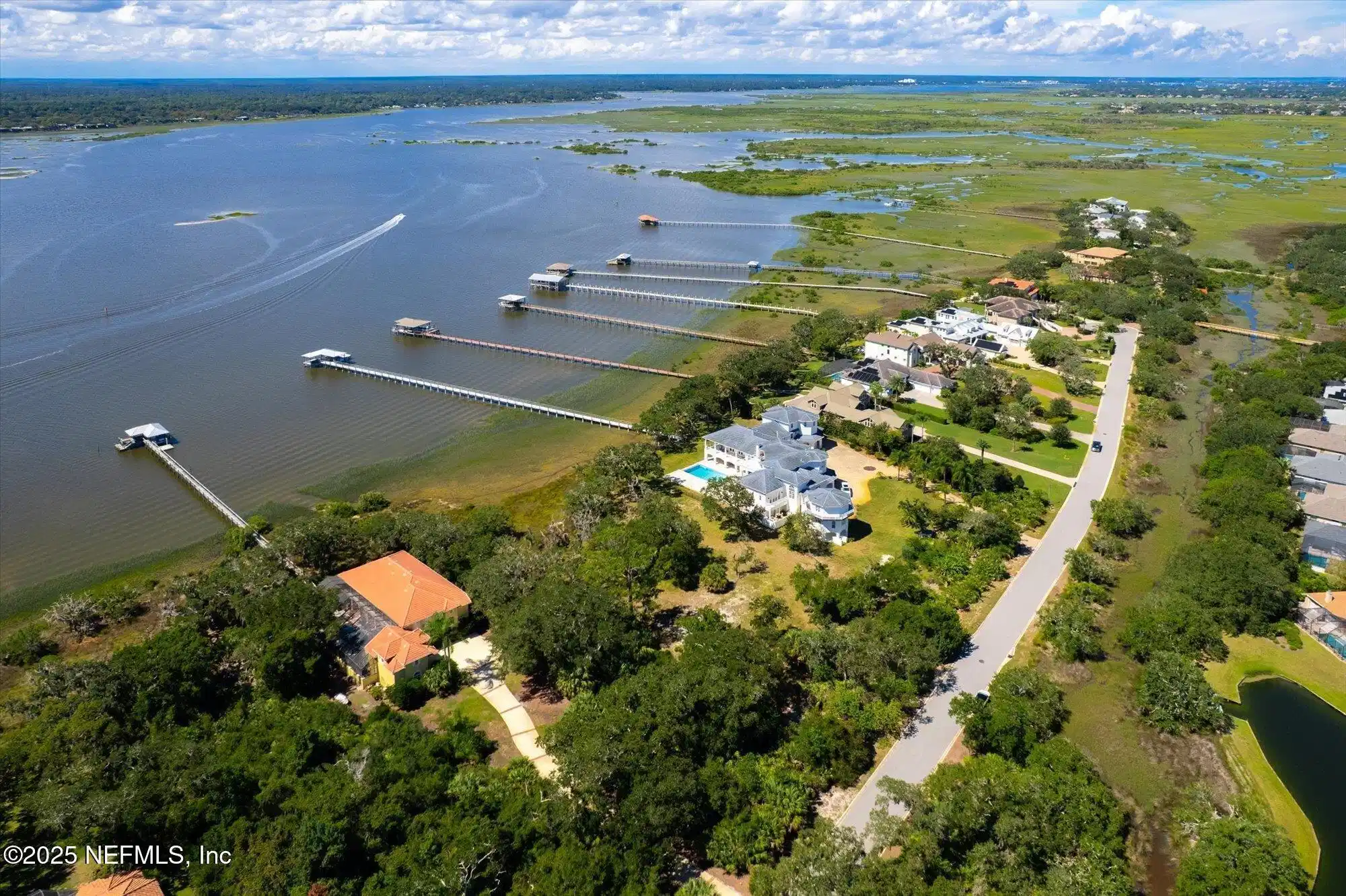 Image 1: 949 N Griffin Shores
