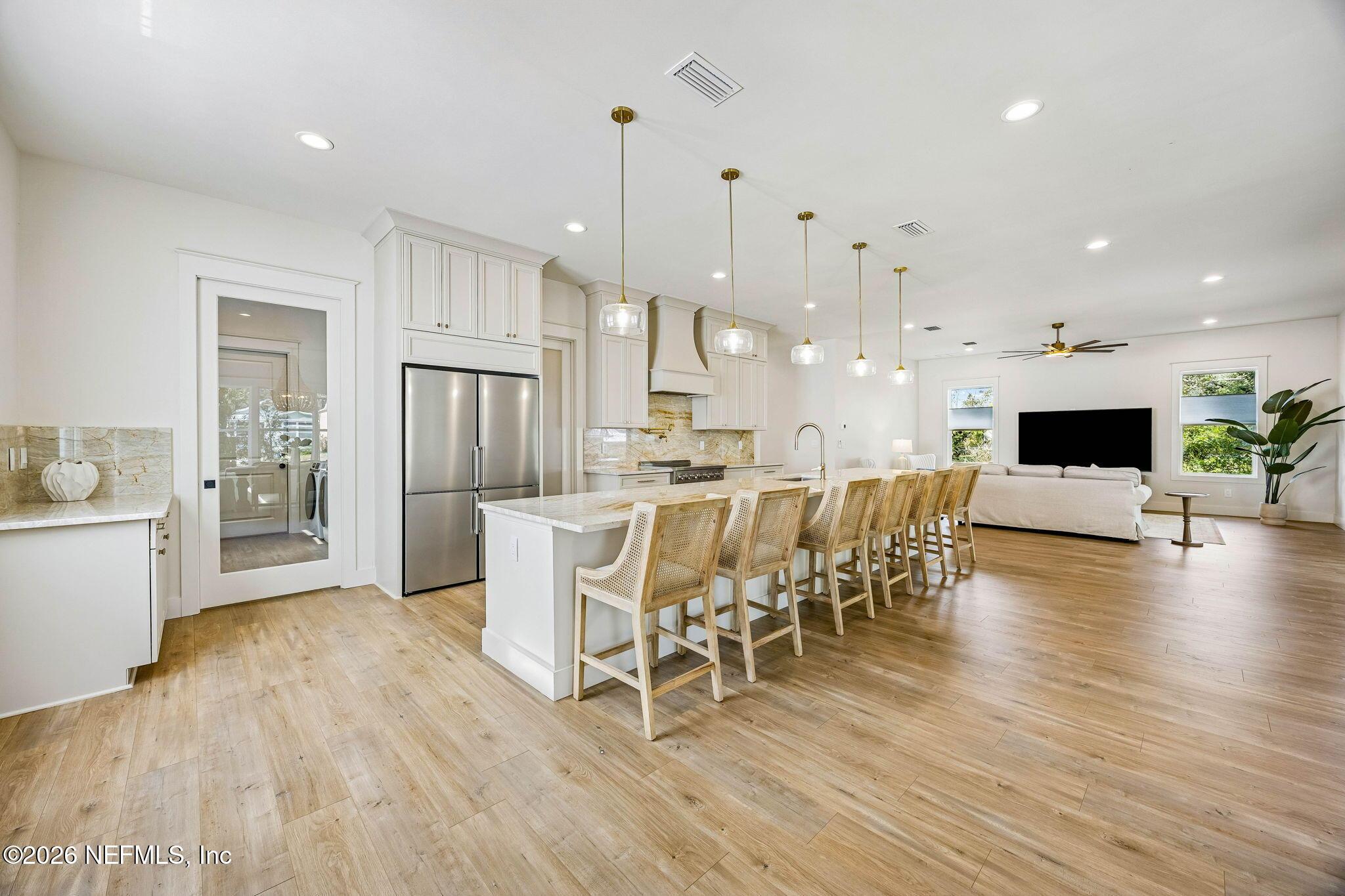 Image 4: Large Chef's Kitchen
