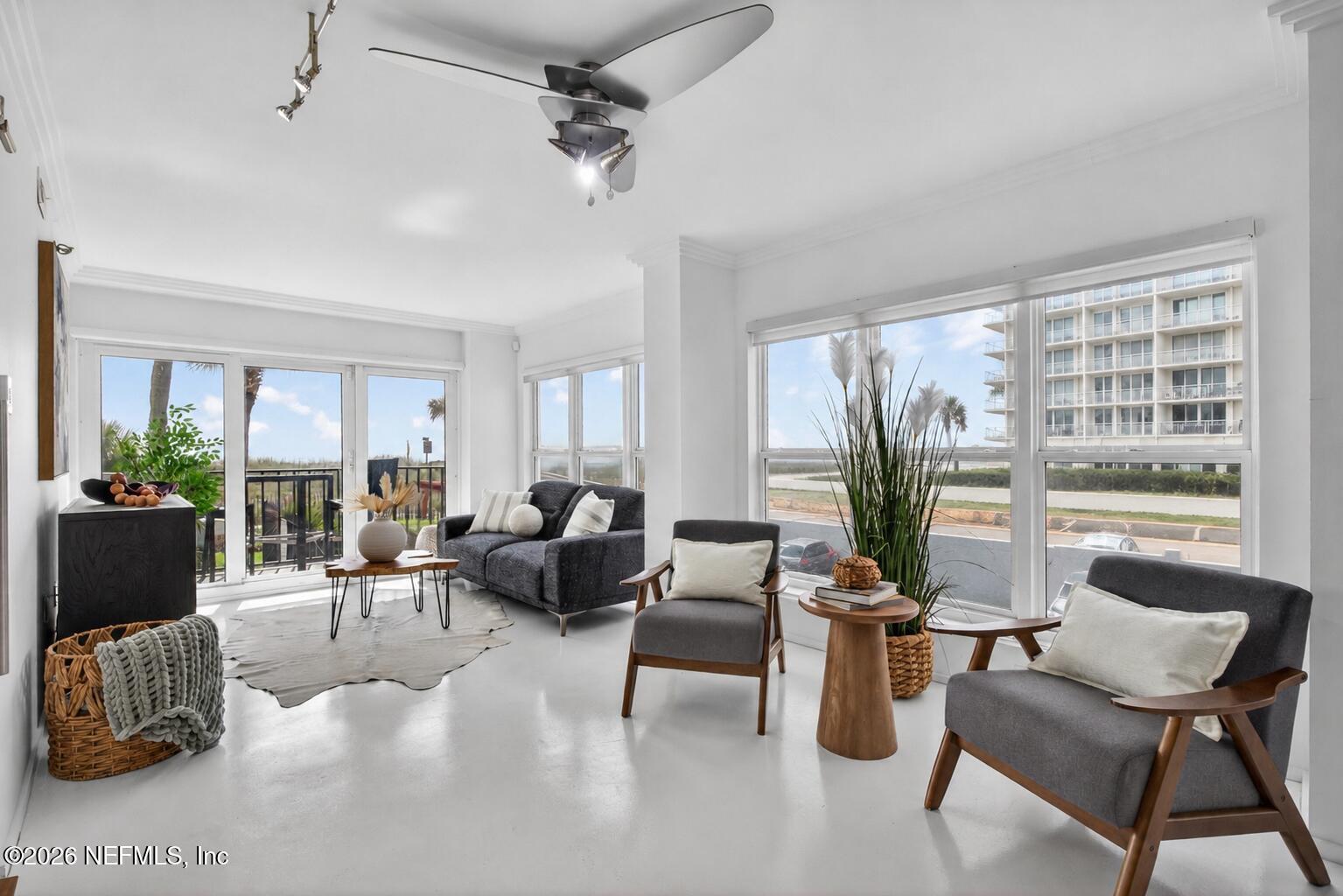 Image 4: Living Room/Automatic Blinds Up