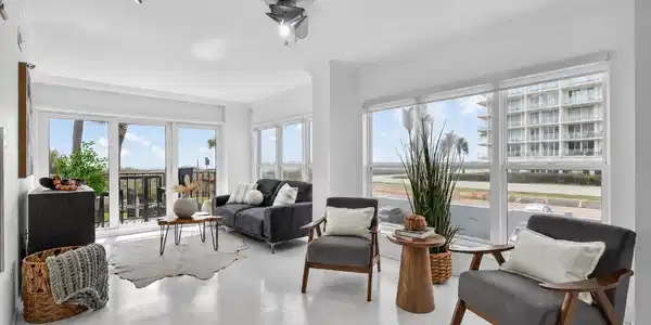 Image 4: Living Room/Automatic Blinds Up