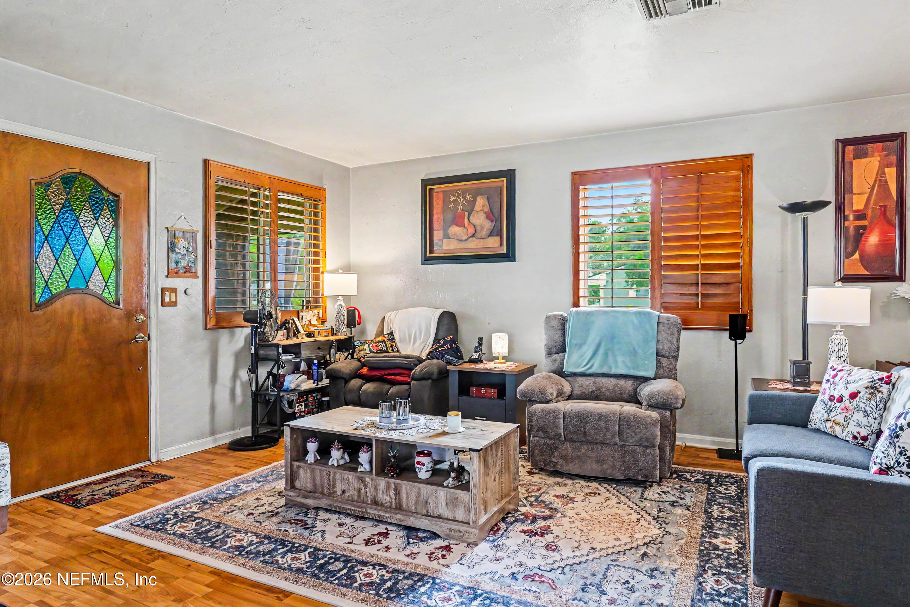 Image 4: Living room