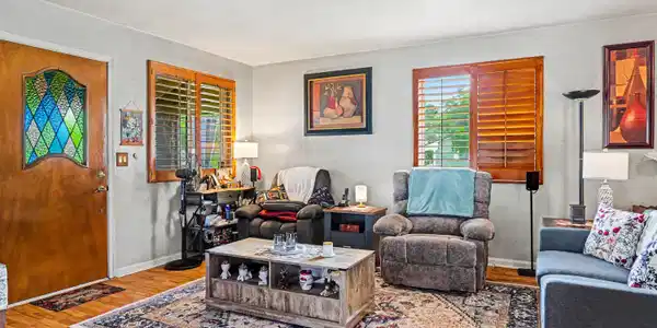 Image 4: Living room