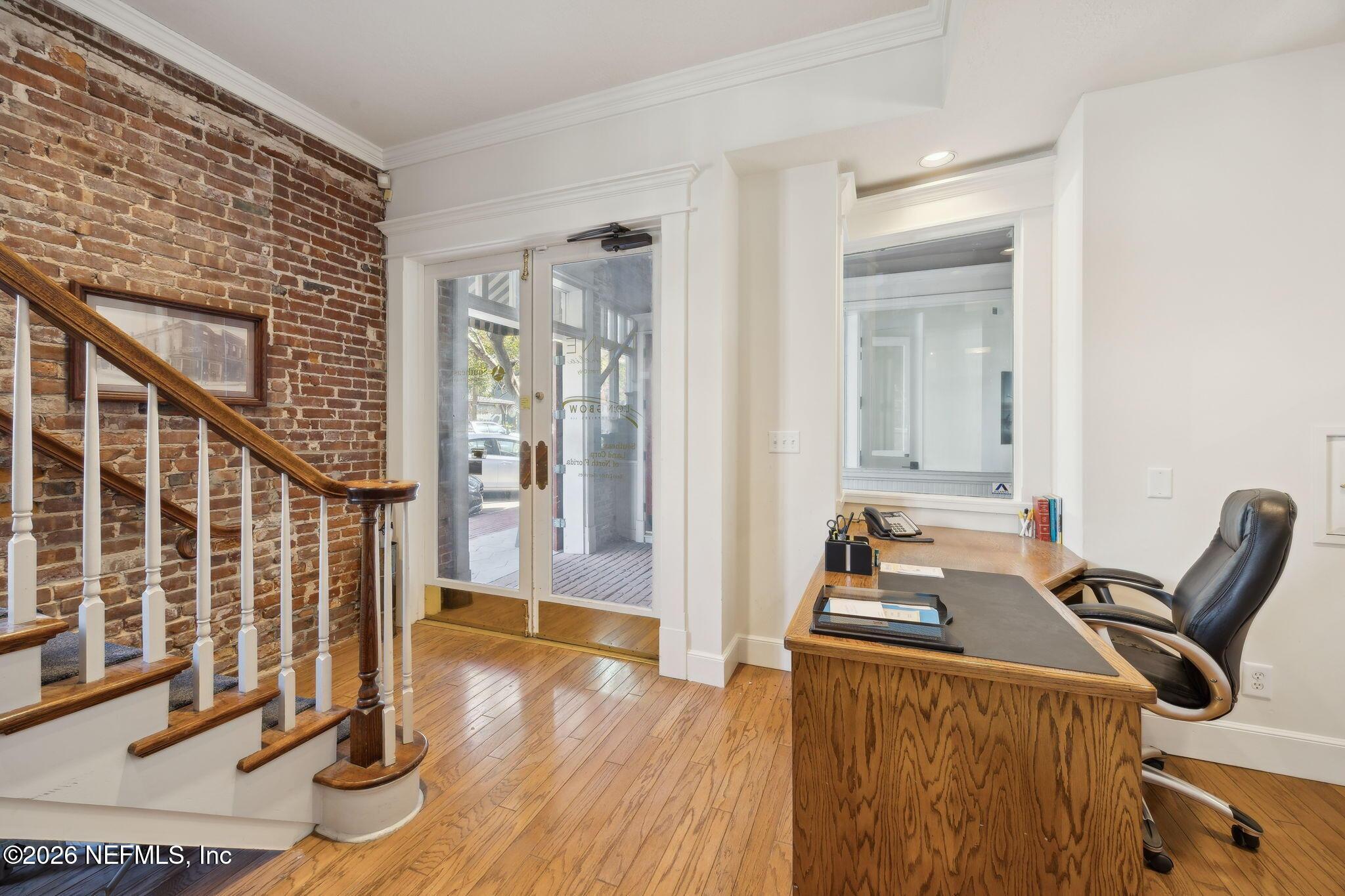 Image 4: Large Entryway