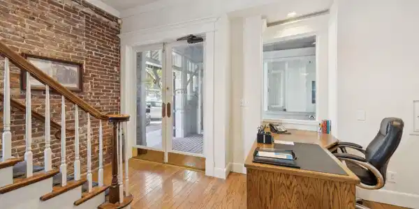 Image 4: Large Entryway