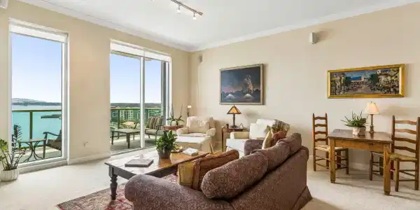 Image 4: Large Living Space