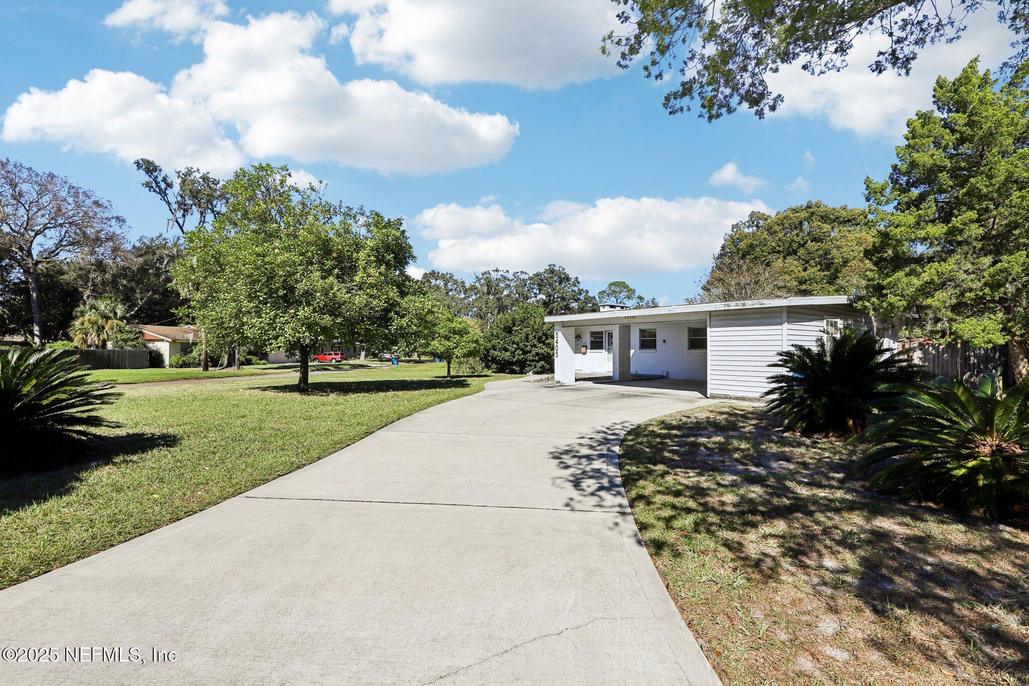 Image 4: Long Driveway