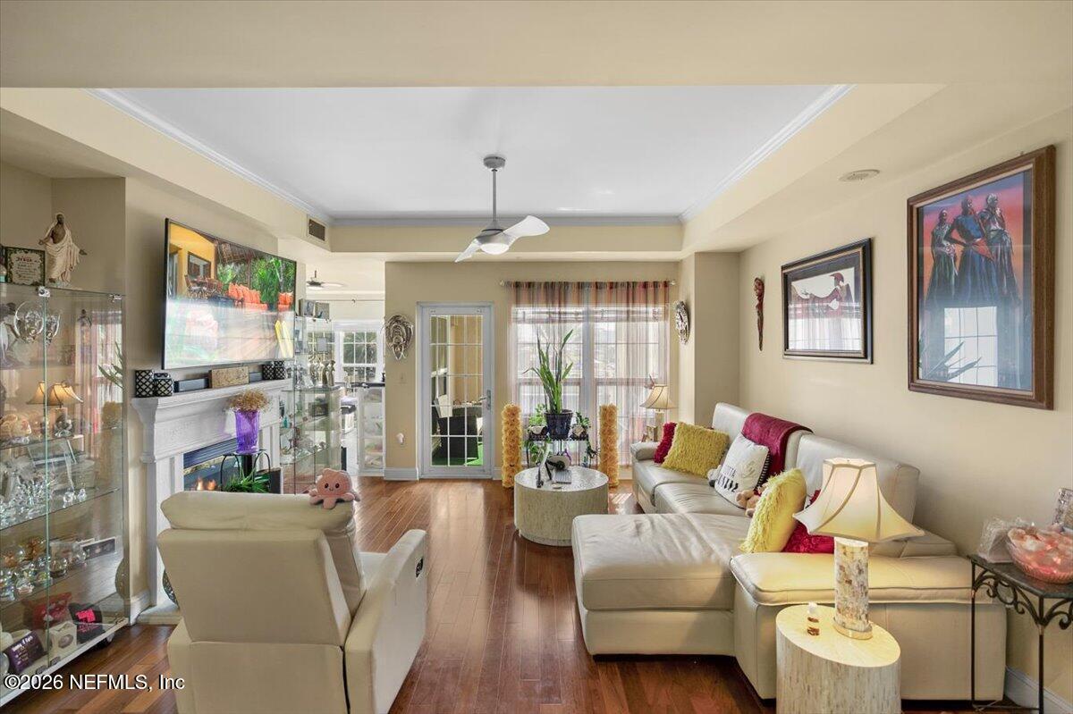 Image 3: Living Room