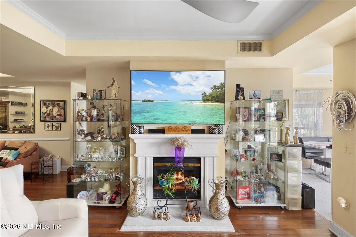 Image 4: Living Room