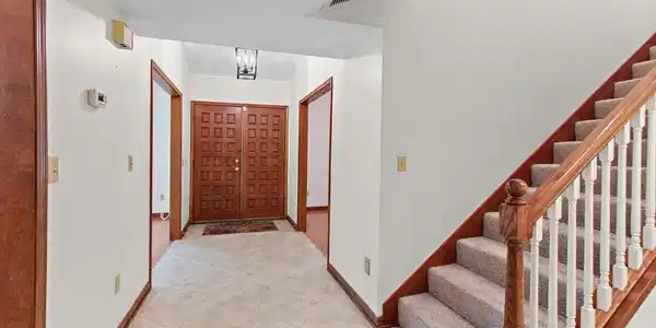 Image 4: 04-Foyer