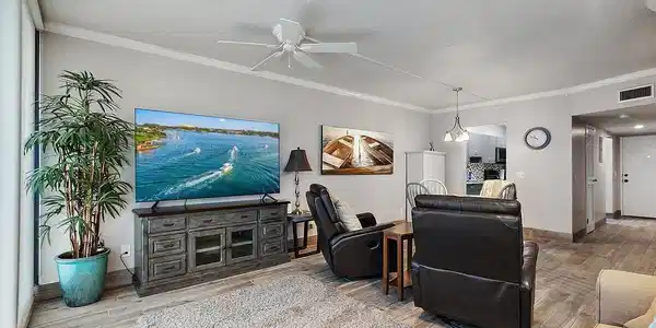 Image 3: Living Room (9)