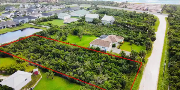 Image 3: View of lot from SW/Atlantic Ocean