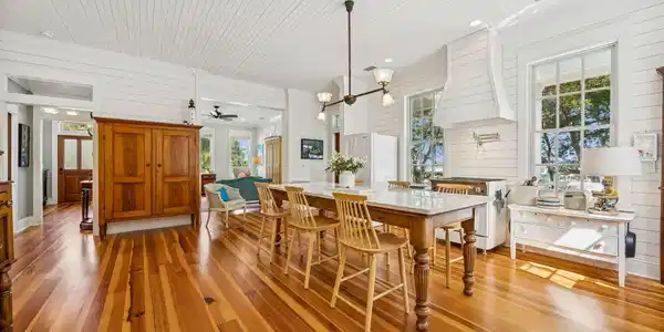 Image 3: 14-web-or-mls-1102 Ladies St-22