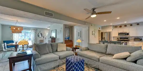 Image 4: Living Room - View 2