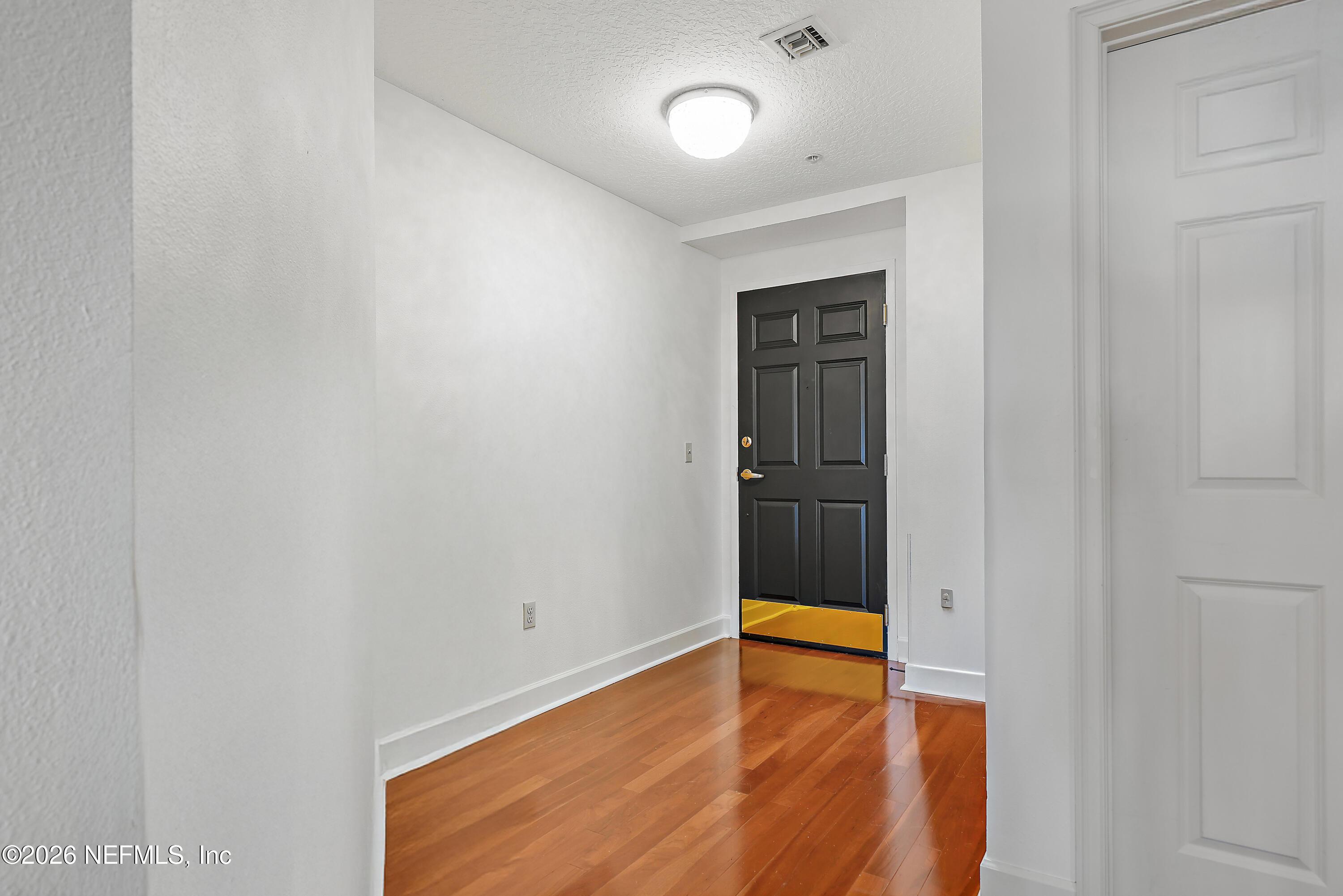 Image 4: 04-Foyer