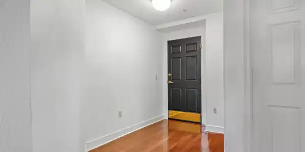 Image 4: 04-Foyer