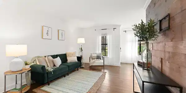 912 SHORELINE Circle
