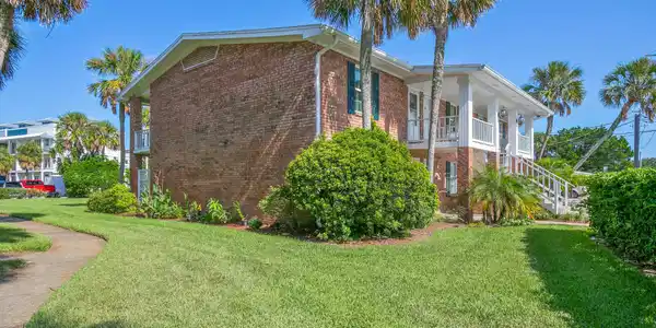 22 COMARES Avenue