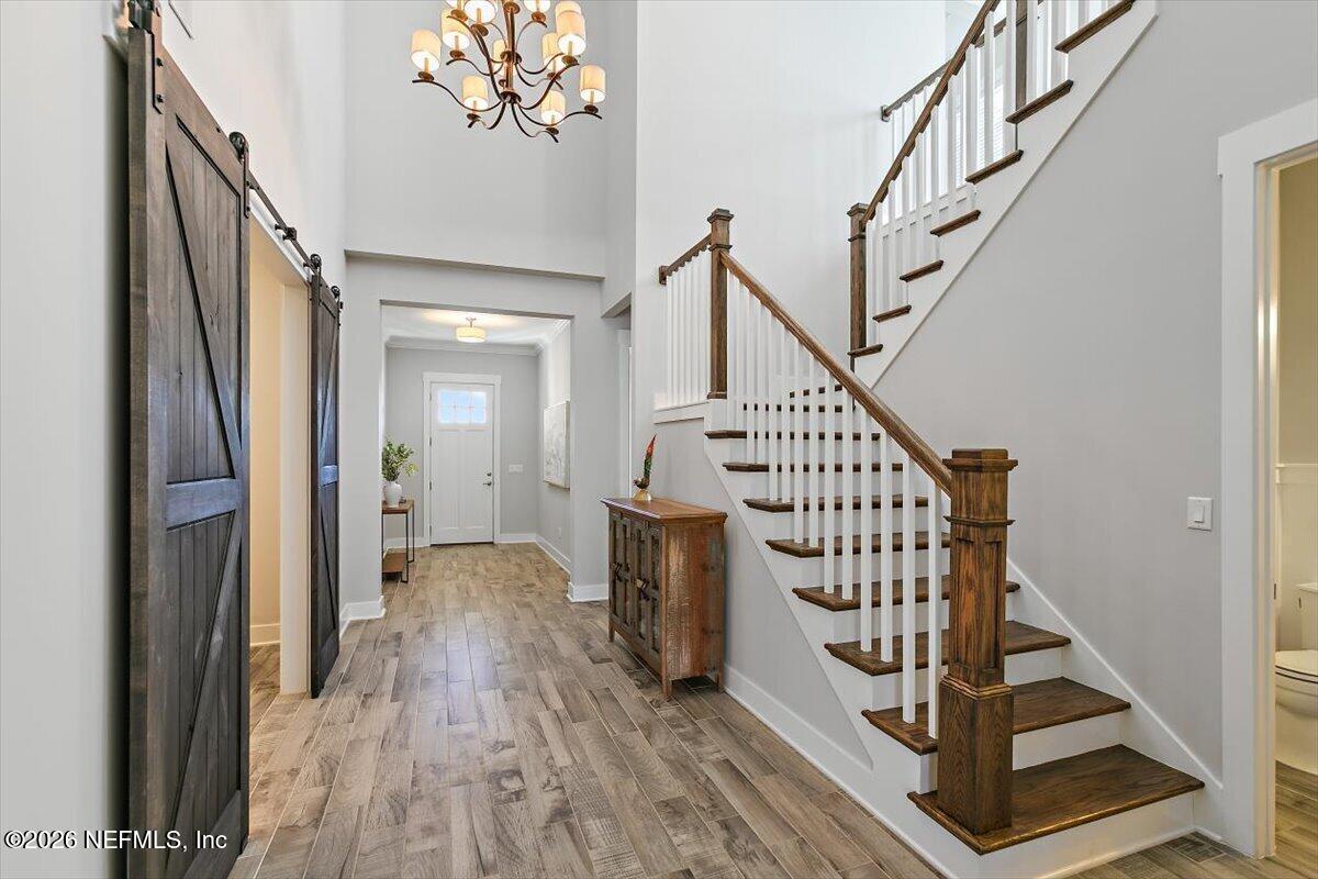 Image 3: 04-Foyer