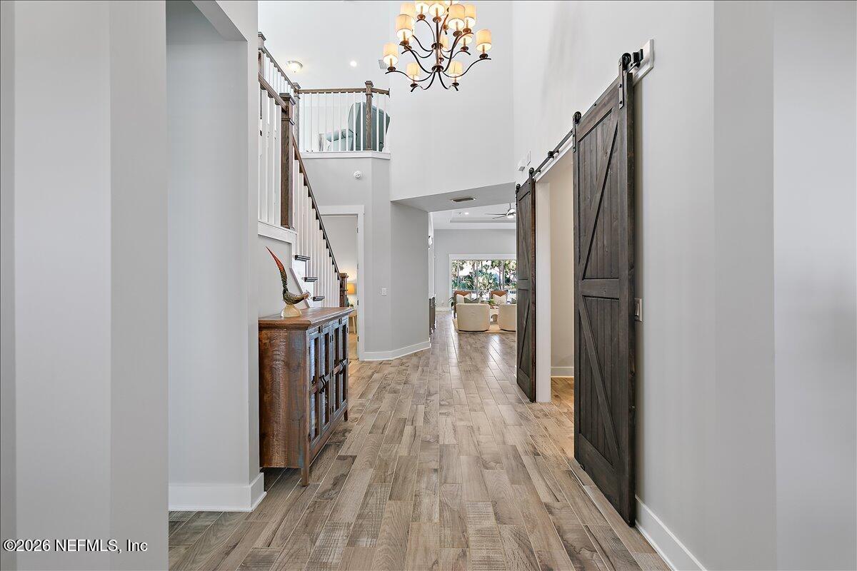 Image 4: 05-Foyer
